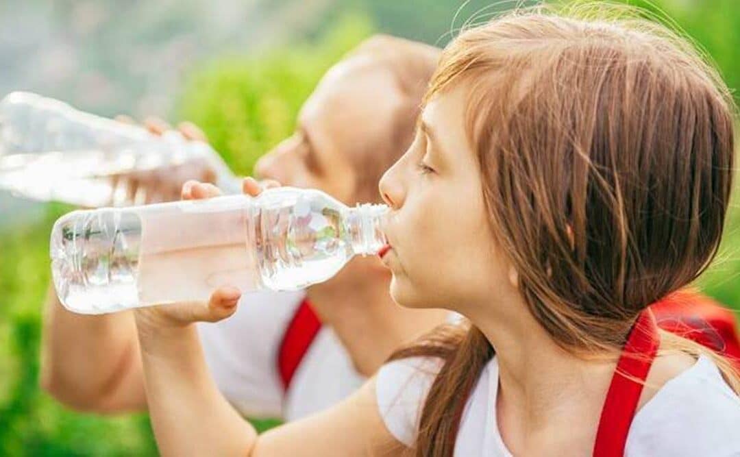 kids-drinking-water