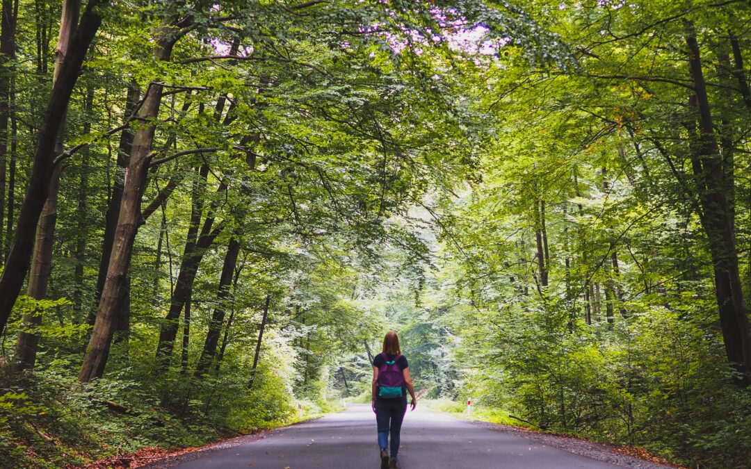 kvinde går en tur i skoven